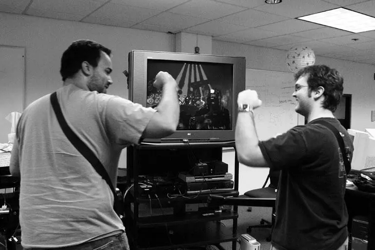 Герои гитар Игроки рубятся на пластмассовых гитарах в Guitar Hero Из архива - фото 23