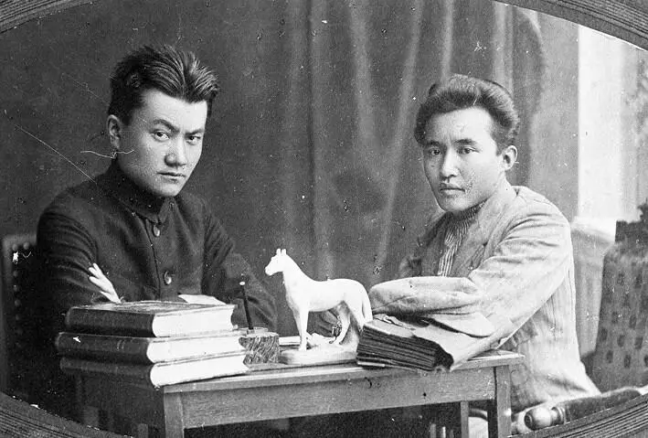 Илл 32 Смагул Садвакасов слева и Мухтар Ауэзов в Семипалатинске в 1921 - фото 15