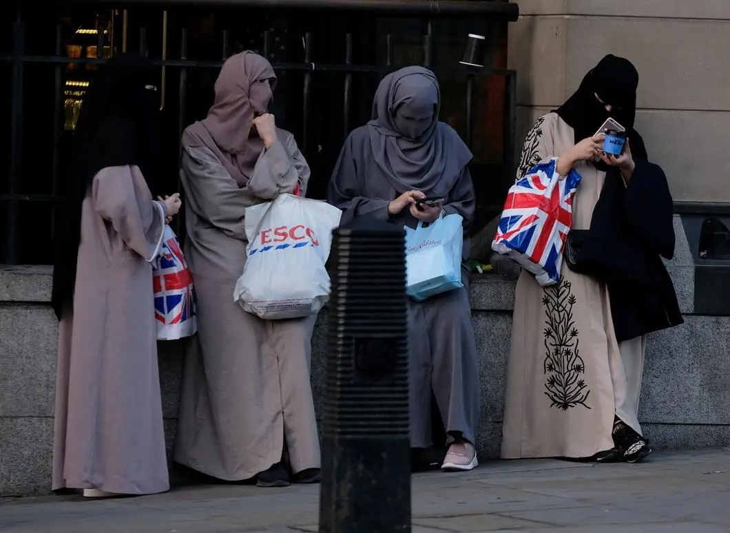Женщины из исламской страны в Лондоне Фото Reuters Мы могли бы ожидать что - фото 5