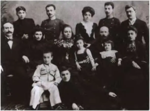 Среди родственников Сидят отец Алисы Зиновий Захарович мать Анна Борисовна - фото 6