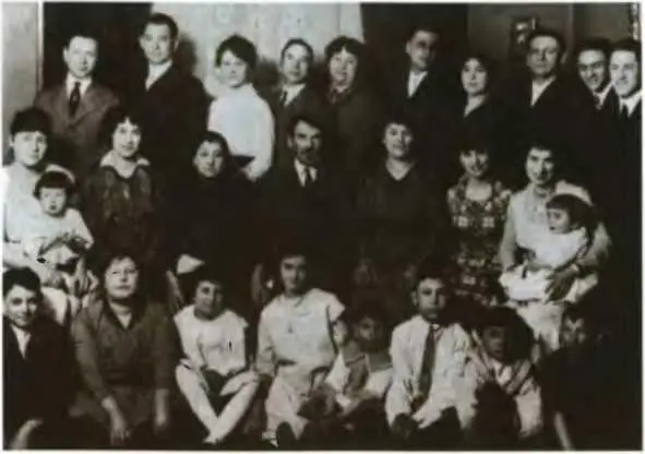 Семья Портных у которых Айн Рэнд остановилась в 1926 году в Чикаго Во втором - фото 38