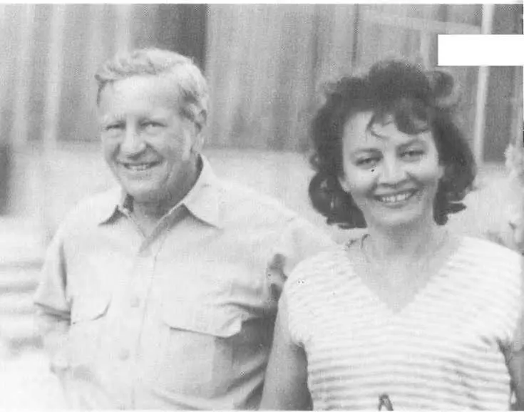 Ким и Руфина Филби в Академгородке в Новосибирске 1972 г С рыбаками в - фото 27