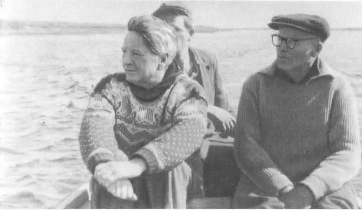 С рыбаками в Вологде 1970 г Молодожены на лыжной прогулке в Дубне 1971 г - фото 28