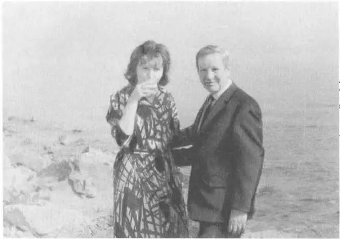 Прозрачная вода Байкала Руфина и Ким Филби на берегу озера 1971 г Ким Филби - фото 30