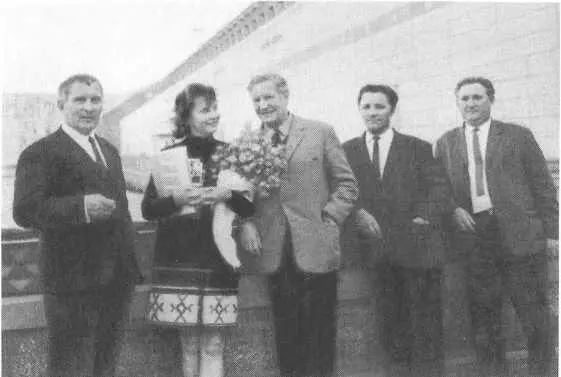 Ким и Руфина Филби на Братской ГЭС В Ангарске Слева В Новокшенов 1972 г - фото 33