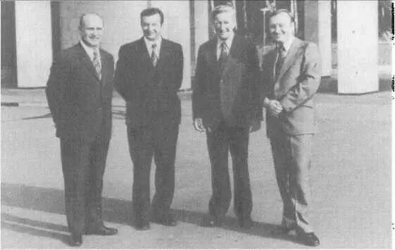 Ким Филби второй справа с коллегами крайний справа Олег Калугин 1977 г - фото 41