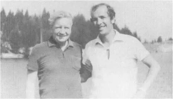 Ким Филби с Тодором Бояджиевым Болгария 1975 г Чета Филби на отдыхе в - фото 43