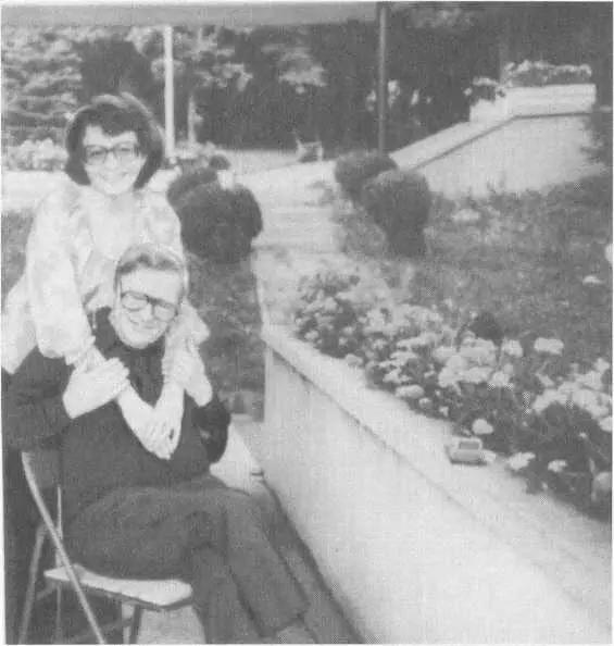 Чета Филби на отдыхе в Семеново Болгария 1979 г На рыбацком катере с дочкой - фото 44