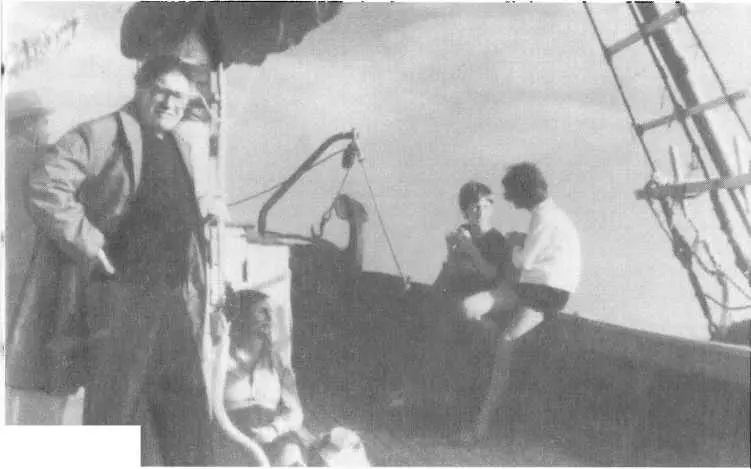 На рыбацком катере с дочкой Джозефиной и внуками Болгария 1979 г Ким Филби - фото 45