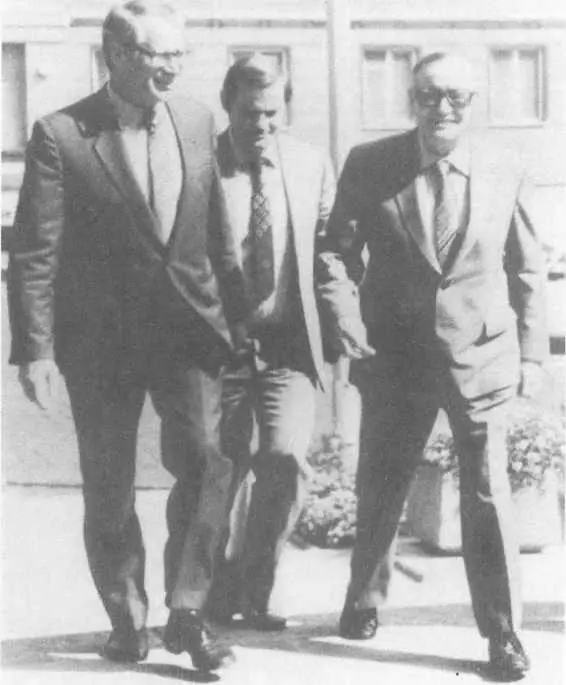 Ким Филби и Маркус Вольф шеф разведки ГДР Берлин 1980 г В Дрездене - фото 51
