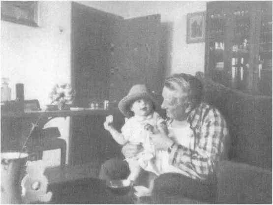 С внучкой Шарлоттой Рождественский ужин В московской квартире 1986 г - фото 59