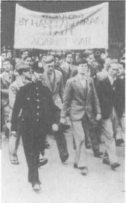 Студенческая демонстрация в Кембридже 1934 г Во втором ряду стрелкой отмечен - фото 10