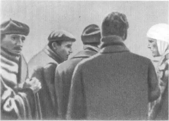 Ким Филби крайний справа после ранения осколком снаряда Испания 1937 г - фото 13