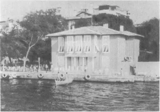 Вилла на берегу Босфора где Ким Филби жил в 19471949 гг Ким Филби на приеме - фото 15