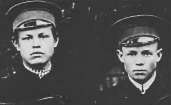 Григорий Панфилов и Сергей Есенин Фрагмент групповой фотографии выпускного - фото 9