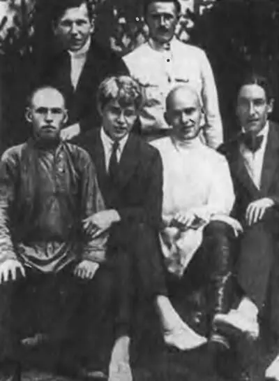 Василий Казин Сергей Есенин Григорий Колобов и Анатолий Мариенгоф сидят - фото 55