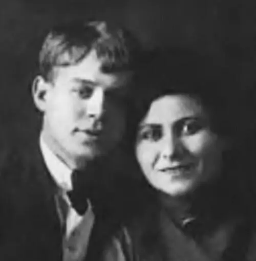 С поэтессой Елизаветой Стырской Москва Конец 1920го или начало 1921 г В - фото 57