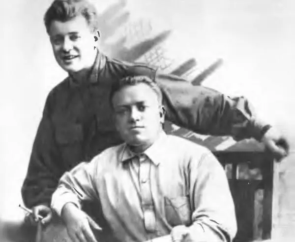 С Петром Чагиным редактором газеты Бакинский рабочий Баку Сентябрь 1924 г - фото 81