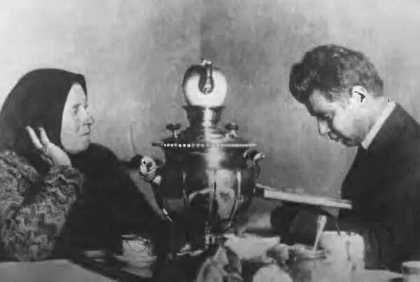 Есенин читает Анну Снегину матери Татьяне Фёдоровне Москва Март 1925 г С - фото 85