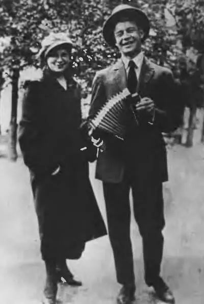 С сестрой Екатериной на Пречистенском бульваре Москва 1925 г Василий - фото 86