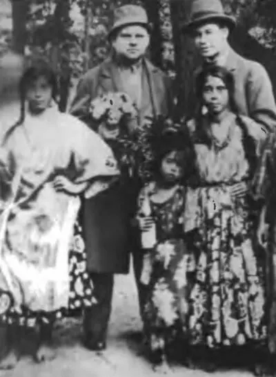 Александр Сахаров и Сергей Есенин с цыганками Москва 1925 г Литературный - фото 88