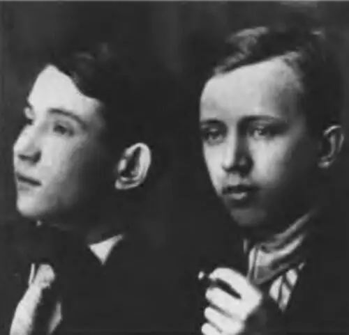 Константин Есенин и Юрий Изряднов Москва 1935 г Костя Есенин с отчимом - фото 100