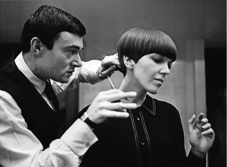 Ил 213 Светила моды Видал Сассун стрижет волосы Мэри Куант 1960е Ил - фото 52