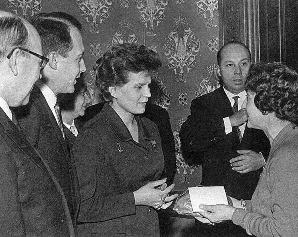 Я переводчик у Терешковой в Лондоне Каков пробор 1964 г Еще больше - фото 9