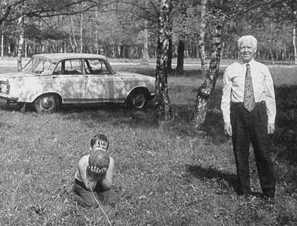 Мой папа и маленький Саша 1974 г Конечно к 1975 году Ким уже серьезно - фото 13