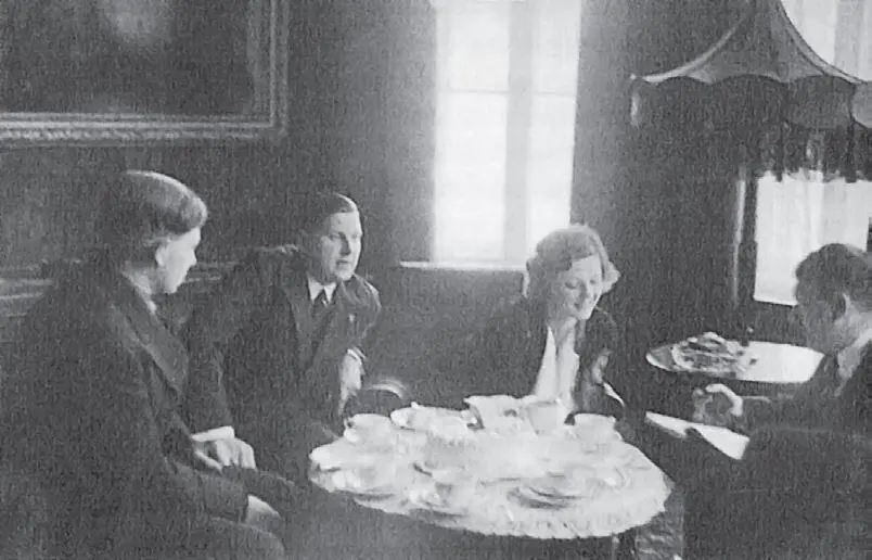 Вся семья фон Шираха дома у Гитлера 1932 год Генрих Гоффман - фото 22