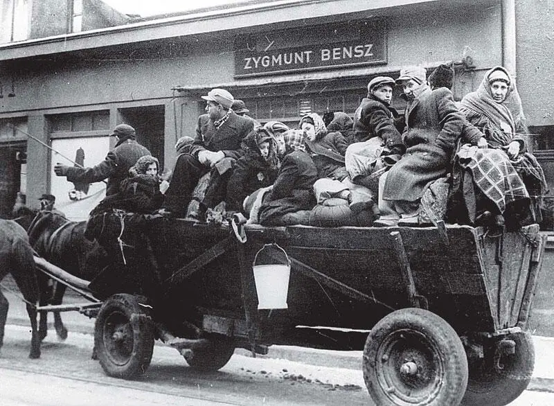 Нацисты депортируют евреев из Лодзи в оккупированной Польше Март 1940 года - фото 21
