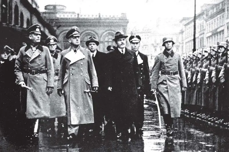 Молотов прибыл в Берлин в ноябре 1940 года на очередные переговоры об условиях - фото 26