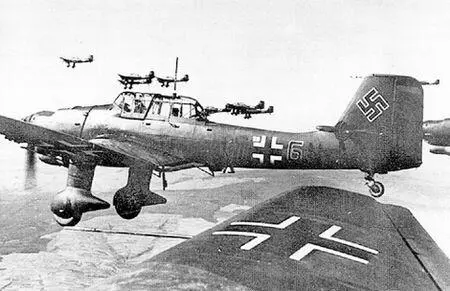 Немецкие пикирующие бомбардировщики Ju 87 на пути к Дюнкерку 29 мая 1940 г - фото 129