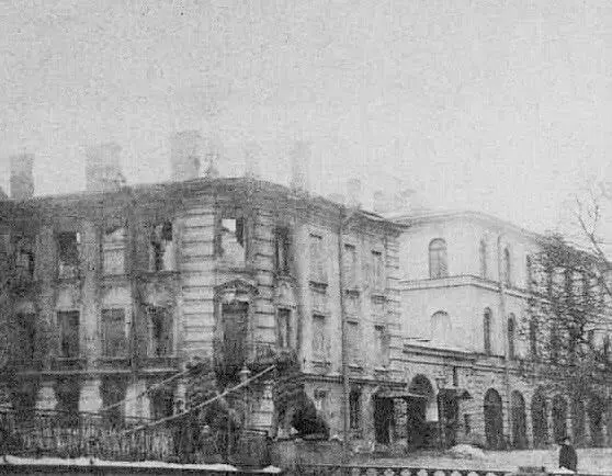 Рис 20 Здание Петроградской сыскной полиции в глубине справа после разгрома - фото 20