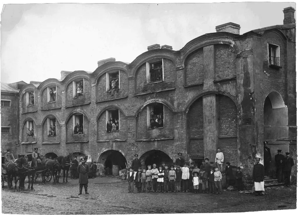Рис 38 Флигель Вяземской лавры Начало 1900х гг Другой весьма влиятельной - фото 38