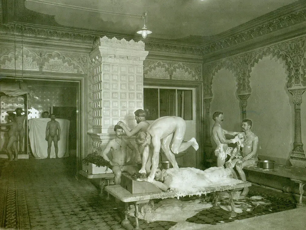 Рис 49 Банщики моют посетителя в мыльне Фотоателье КК Буллы До 1910 года - фото 51