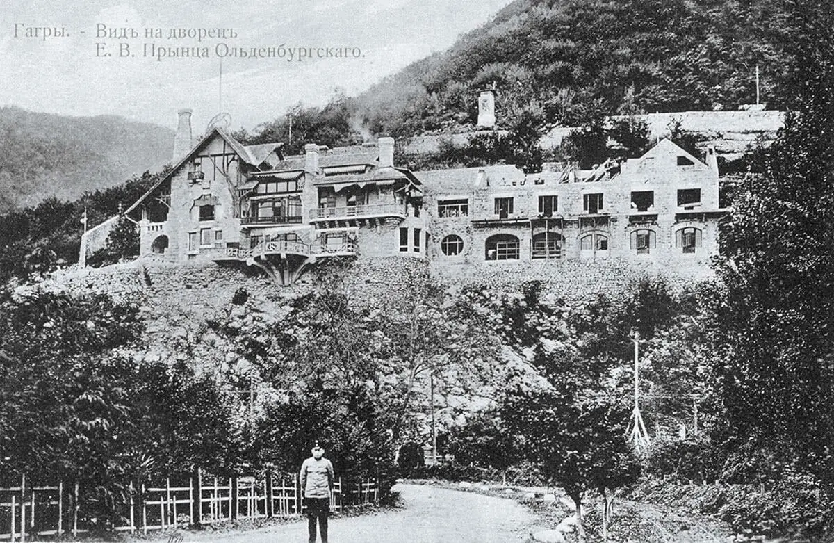 Рис 68 Гагры дворец принца АП Ольденбургского В 1901 году бухту посетил - фото 71