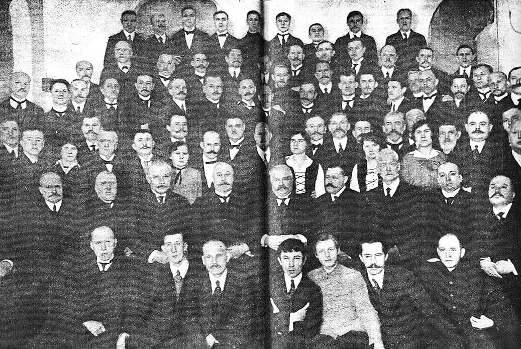 Рис 104 Сотрудники Петроградской сыскной полиции снятые по случаю оставления - фото 108