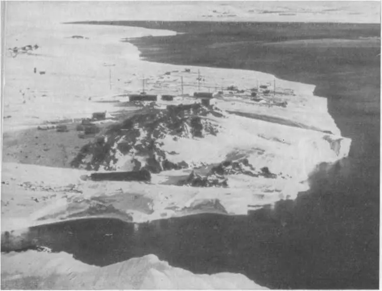Мирный в 1957 году Вид с самолета Вездеход упал в трещину ледяного барьера - фото 29
