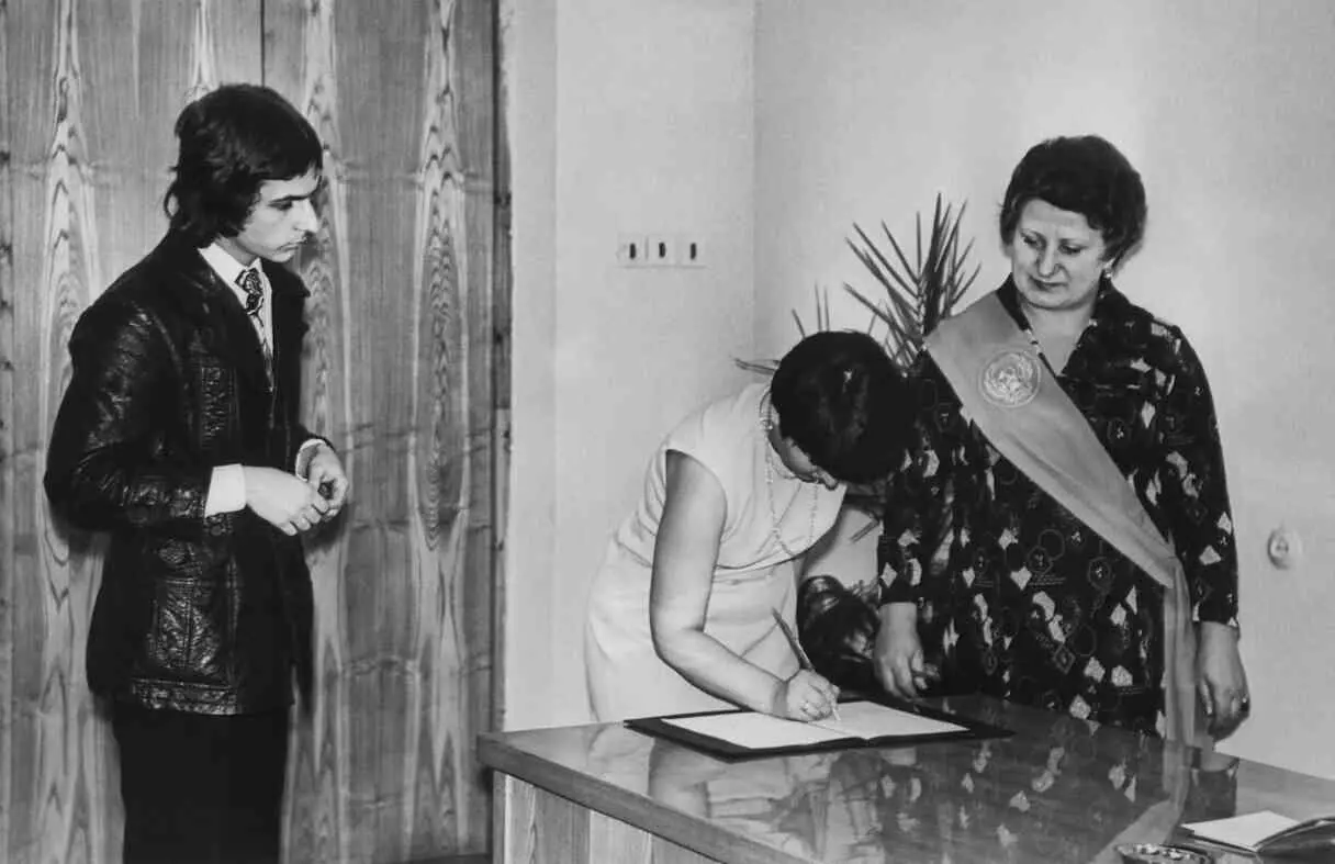 Майк в пиджаке Тани Науменко на свадьбе у Саши Самородницкого 1979 Фото из - фото 86