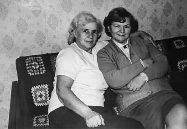 Галина Флорентьевна справа и ее сестра Людмила Флорентьевна Фото из архива - фото 147