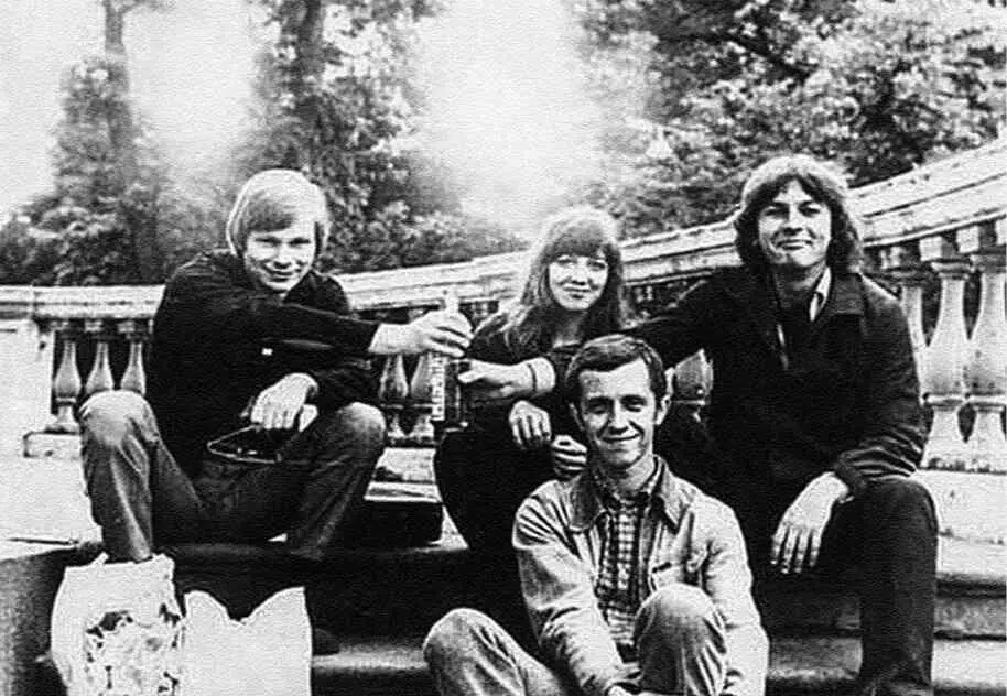 Рыженко Наташа Данилов и Майк на лестнице Михайловского замка 1983 Фото из - фото 163
