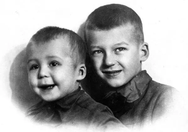 Со старшим братом Олегом перед войной Бабушка Александра Ивановна Кедрова - фото 9