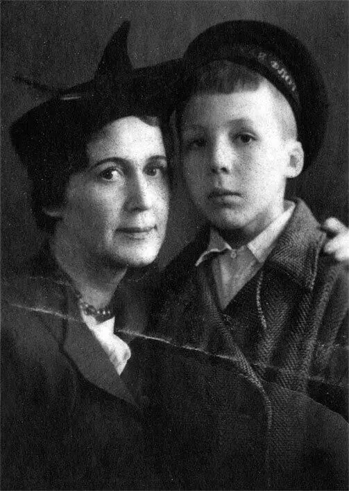 С мамой после войны Выпускник школы С женой и дочкой Анной - фото 11