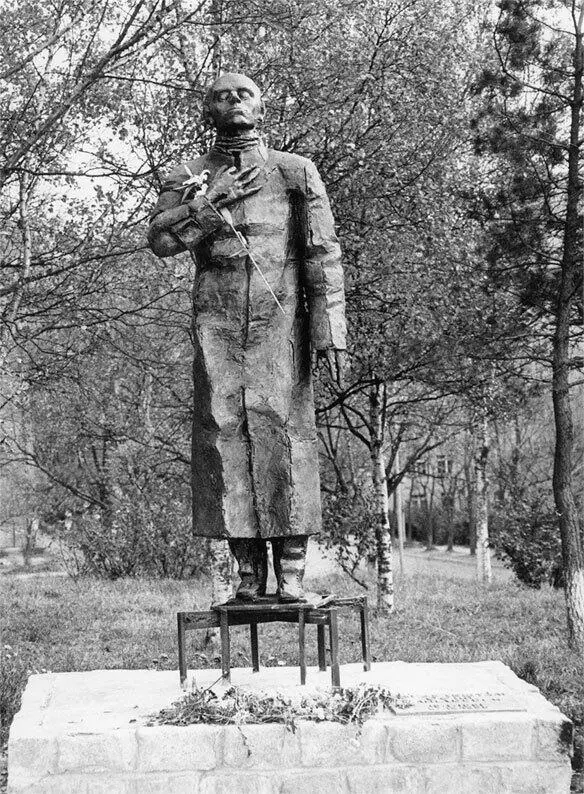 Памятник Осипу Мандельштаму Скульптор Валерий Ненаживин А живущий неподалеку - фото 69