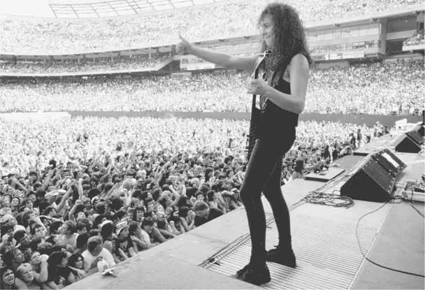 По мере роста уровня группы Metallica росли и площадки где она выступала К - фото 26