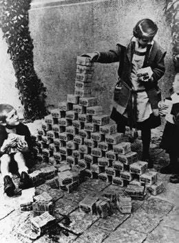 Источник Getty ImagesCorbis Немецкие дети в 1923 году играют с деньгами на - фото 32