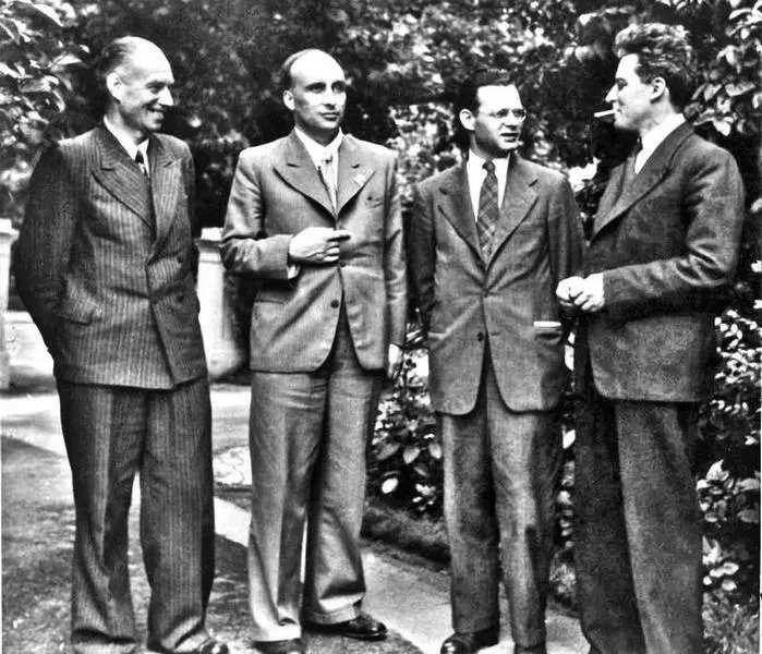 С делегацией советских учёных на конференции в Лондоне 1947 год ЛР - фото 23