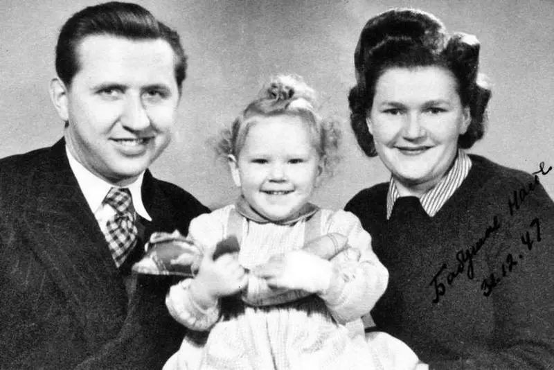 Александр Феклисов с женой Зинаидой и дочерью Наталией в Лондоне 1947 год А - фото 26
