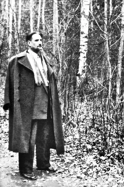 ИВ Курчатов на прогулке Это фотография сделана на территории Института - фото 44